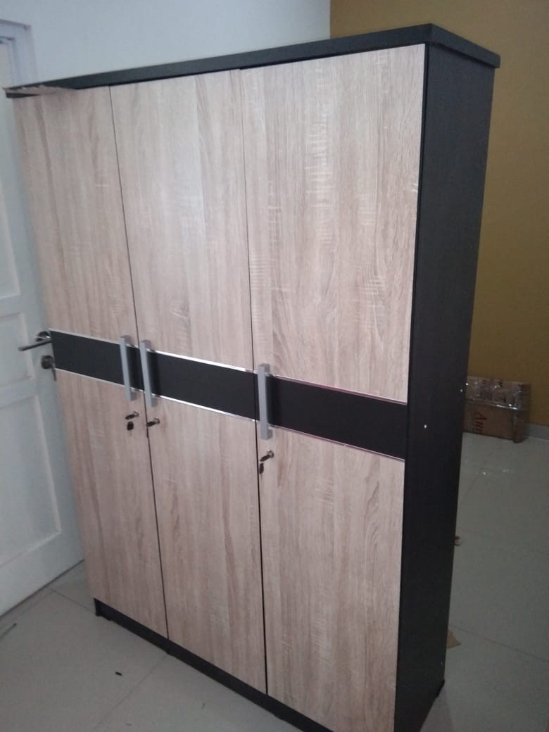 Lemari Pakaian 3 Pintu